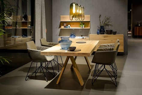 Design moderno ed essenziale per il tavolo da pranzo Tema