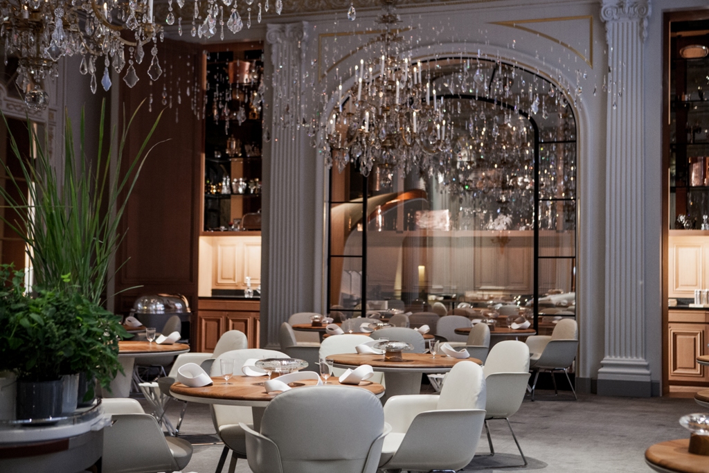 H TEL PLAZA ATH N E BAR AND RESTAURANT Design Contract