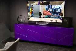 Segno: la credenza Ultra-violet di RIFLESSI