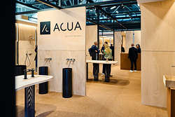 Acua debutta al Cersaie 2025 e vince l’ADI Booth Design Award