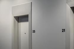 Le porte, per il contract, di EFFEBIQUATTRO